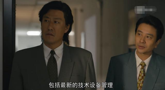 人世间：整洁的军大衣，和残缺的一条腿，暗示水自流的身世不简单(图1)