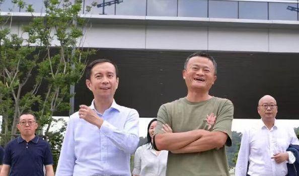58岁马云现身萨拉热窝，喝平价可乐接地气，身上T恤不足700元(图16)