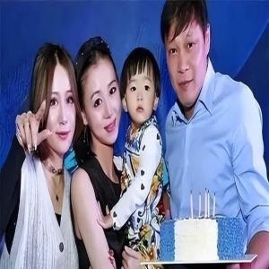 范志毅与家人庆54岁生日，三婚小娇妻与女儿仿佛姐妹，人生赢家！