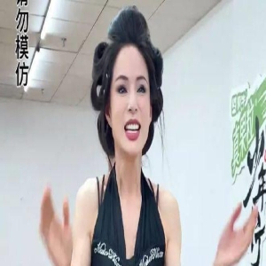 8月26日，57岁的知名女星李若彤，一个动作突然引发了热议！