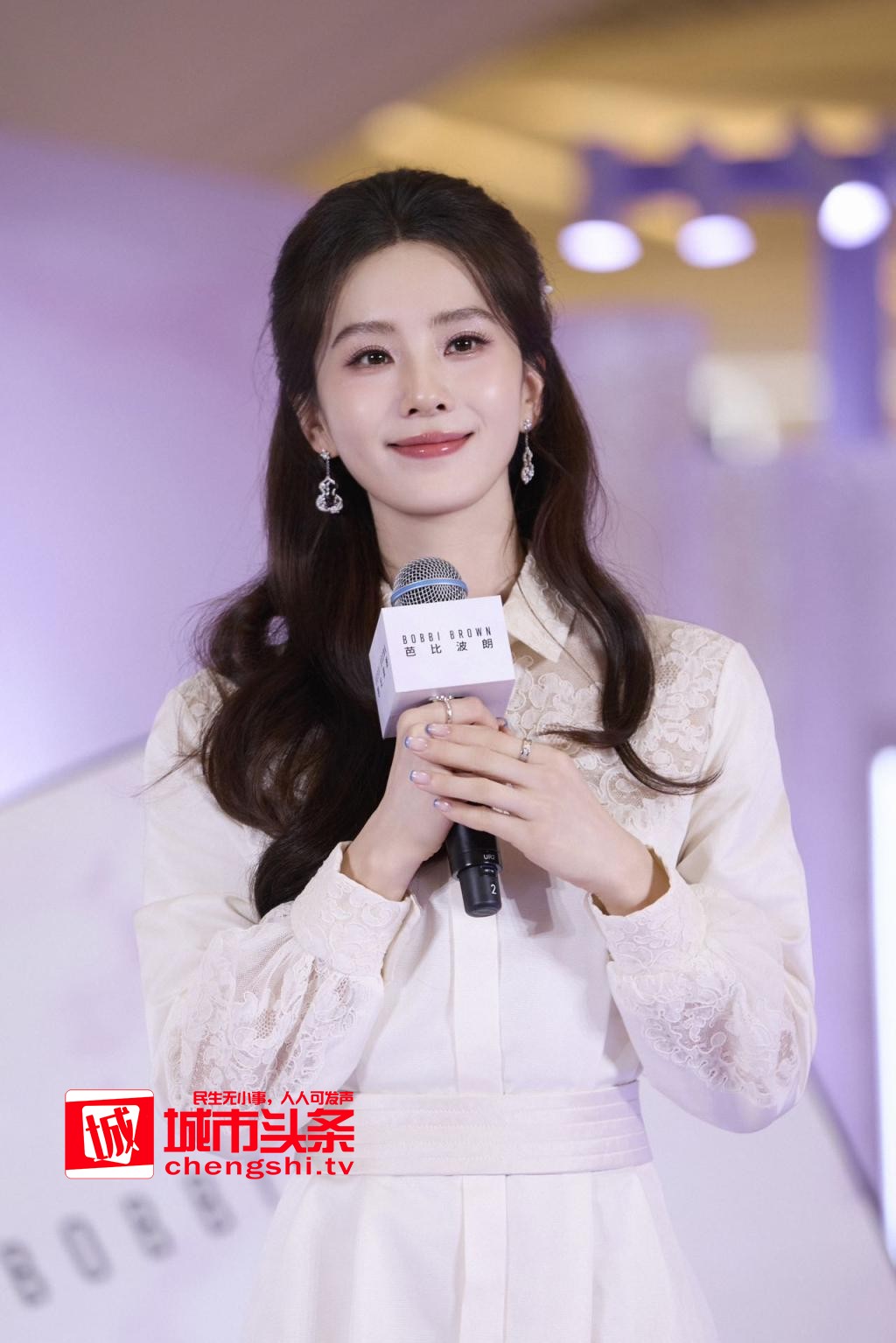 刘诗诗两天两城四套造型美出圈 真正行走的衣架