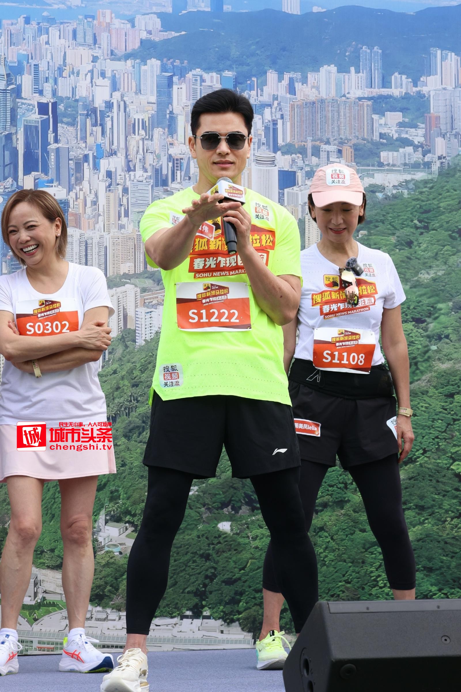 封神！70岁吕良伟白背心炸场搜狐马拉松 肌肉线条惊艳全场